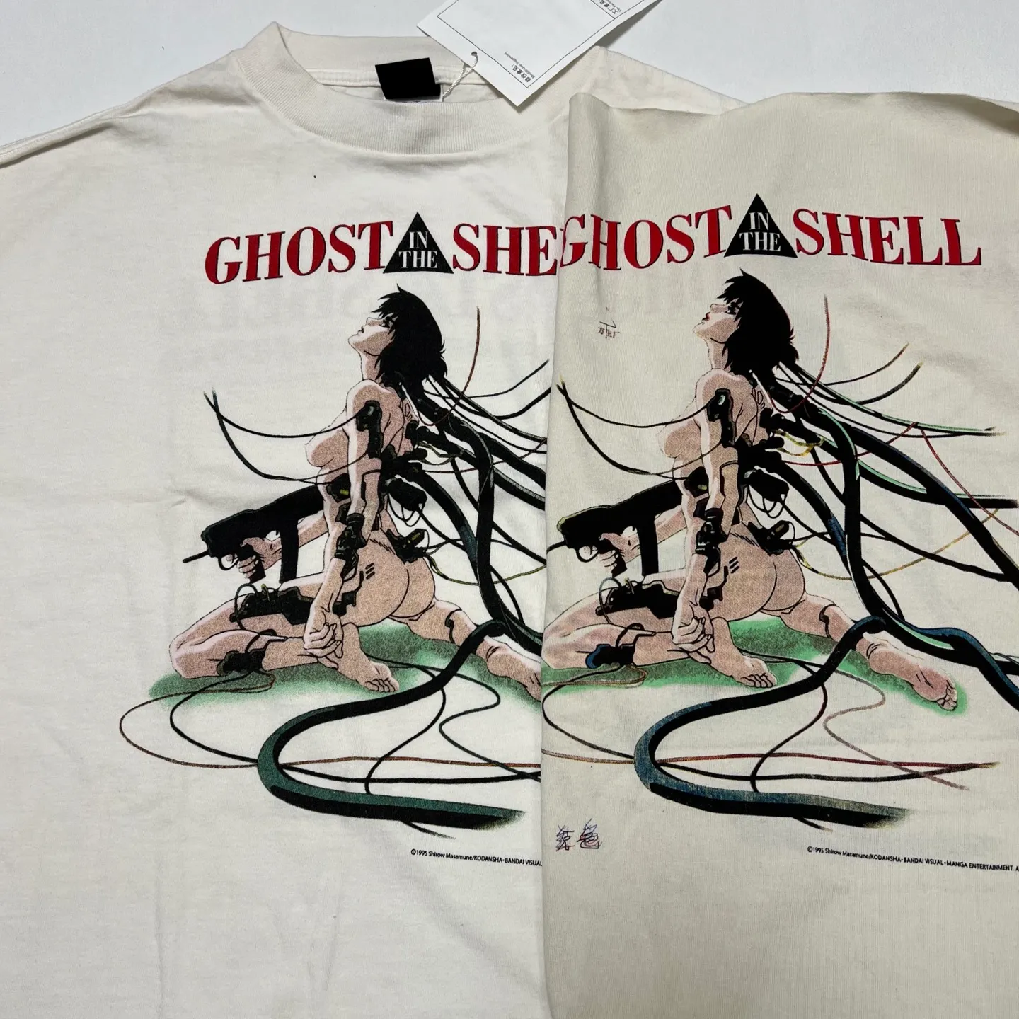Printing is done multiple times and strives for perfection SAINT Mxxxxxx x GHOST IN THE SHELL ' GITS ' SS TEE/WHT Classic big IP Ghost in the Shell co-branded model Suzi charger/ Suzi character TEE off-white S-XL Cylindrical fabric without side seams 220g high weight OE yarn ⚠️Note: It is almost meaningless if it is not a cylindrical fabric Customized joint main mark/joint wash mark/little angel anti-counterfeiting label Original printing factory, top purchasing agent level